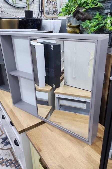 خزانة جداريّة مصنوعة من المعدن مع مرايا أمامية، متينة وعملية بتصميم عصري.